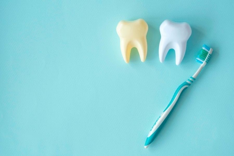 odontoiatria pediatrica spazzolino e due denti di diverso colore - studio yari basente